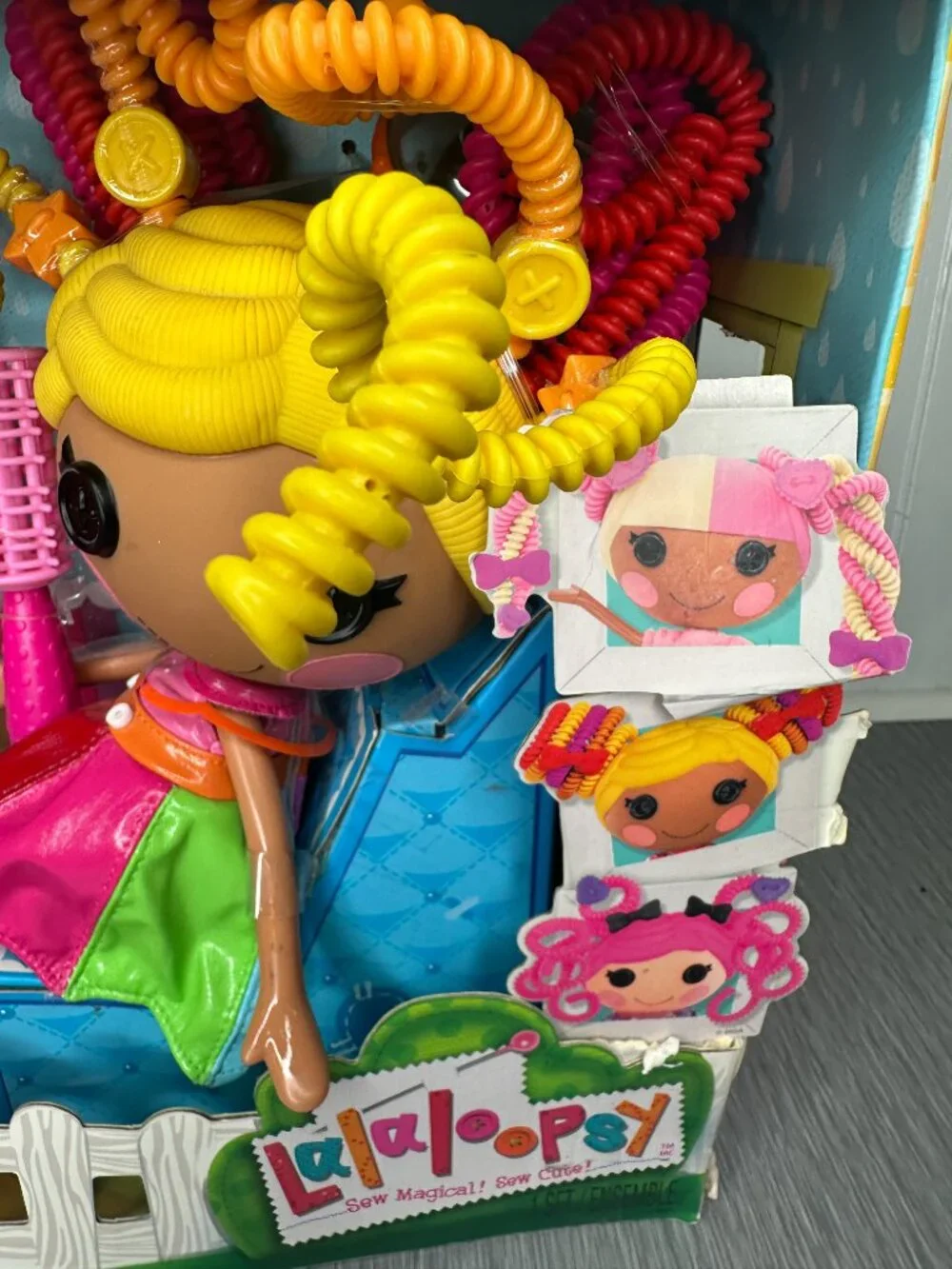 Lalaloopsy Silly Hair Doll April Sunsplash & Pet Toucan 13